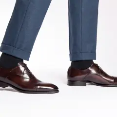 Scarpe stringate marroni lucide, perfette scarpe da mettere con i jeans uomo per un look casual-chic.