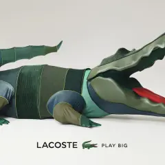 Novak Djokovic posa con un coccodrillo gigante, simbolo della lacoste storia.