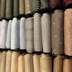 Una vasta gamma di calze arrotolate, perfette per capire come abbinare le calze ai vestiti. Toni neutri e fantasie discrete.