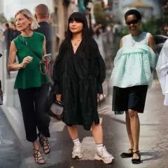 Cinque donne sfoggiano look eleganti, alcuni ideali come outfit per nascondere la pancia, con abiti ampi e pantaloni fluidi.