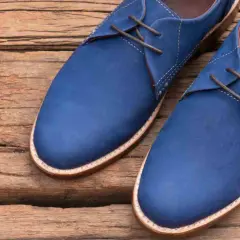 Scarpe blu elettrico in pelle scamosciata, perfette da abbinare a un vestito elegante per un look audace e raffinato.