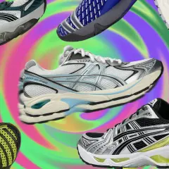 Scarpe sportive Asics in varie colorazioni e modelli, con un design dinamico su uno sfondo psichedelico. L'azienda Asics è nota per l'innovazione.