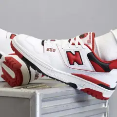 Scarpe New Balance 550 bianche e rosse, con logo "N" in evidenza. Le recensioni su new balance come calzano sono positive, offrono comfort e stile.