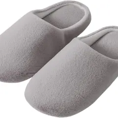 Coppia di morbide ciabatte grigie, perfette per camminare in casa senza fare rumore.