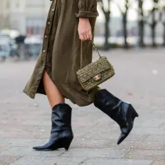 Stivali a metà polpaccio neri con tacco a zeppa, perfetti con un abito midi kaki e borsa a tracolla.