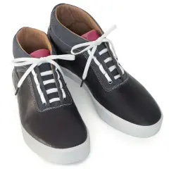 Scarpe sportive nere con lacci bianchi e dettagli grigi. Un esempio di come i lacci scarpe modi possano trasformare un look classico.