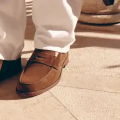 Eleganza casual: mocassini marroni uomo abbinamento perfetto con pantaloni chiari per un look raffinato sotto il sole.