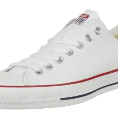 Scarpa bianca Converse All Star, modello basso, con lacci e logo "Converse All Star" sulla linguetta. La suola presenta le classiche strisce rosse e blu.