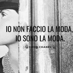 Ritratto di Coco Chanel con sigaretta, che incarna le sue celebri frasi: "Io non faccio la moda, io sono la moda.