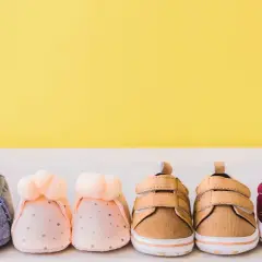 Sei paia di scarpine per neonati, pronte per le prime passeggiate. Diverse fantasie e colori, dal denim alle tonalità pastello.