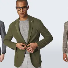 Tre uomini mostrano un elegante abbigliamento business casual uomo: completi grigi, giacche verdi e a quadri con dolcevita.