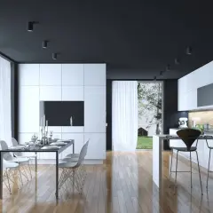 Cucina moderna con mobili bianchi lucidi, soffitto nero e pavimento in legno. Un tavolo da pranzo con sedie bianche e un'isola con sgabelli neri. Perfetti colori da abbinare al bianco e nero.