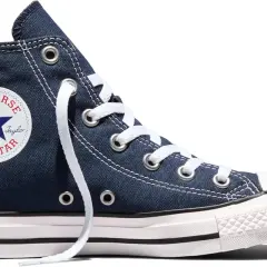 Scarpa alta blu Converse All Star con lacci bianchi. Perfetta per ogni occasione, scopri le taglie Converse per trovare il tuo modello ideale.