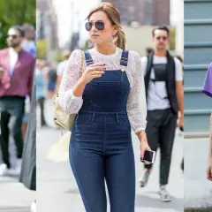 Tre donne indossano salopette di jeans. Una con camicia verde e cappello, una con blusa di pizzo, l'altra con t-shirt viola. Ecco cosa mettere sotto la salopette!