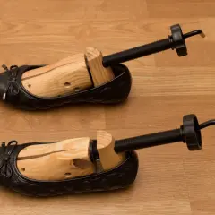 Due scarpe nere con tendiscarpe in legno per allargare scarpe. Utile per ogni calzolaio.