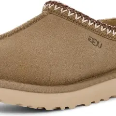 Pantofola marrone con bordo intrecciato, logo UGG. Un esempio di come riconoscere gli ugg originali vs fake.