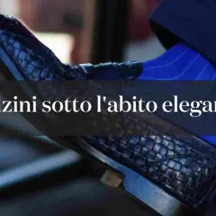 Dettaglio di un elegante abbinamento calze e abito uomo: scarpa in pelle intrecciata e calzino blu a righe.