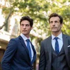 Due uomini eleganti in abiti sartoriali, un esempio di stile per le marche abbigliamento uomo famose.