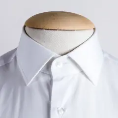 Dettaglio di una camicia bianca su manichino, che mostra i diversi tipi di collo camicia.