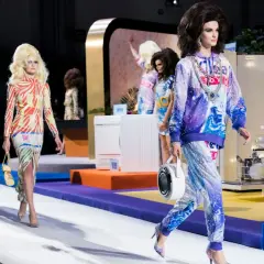 Kleofina Pnishi sfila con un look audace, tra elettrodomestici e un'atmosfera retrò.