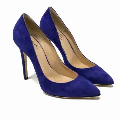 Scarpe con tacco alto viola in camoscio, perfette da abbinare a un vestito viola per un look elegante.