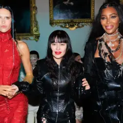 Dilara Findikoglu, Naomi Campbell e una modella in abito rosso, con gioielli audaci e un look audace.