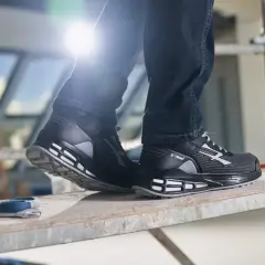 Scarpe guida U Power nere, con dettagli grigi e bianchi, indossate su un ponteggio. Perfette per chi lavora in cantiere.