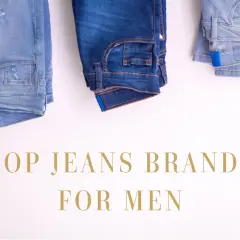 Tre paia di jeans da uomo, di diverse tonalità, appesi su uno sfondo bianco. Testo: "TOP JEANS BRANDS FOR MEN".