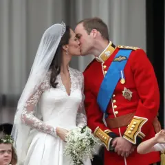 Il matrimonio William e Kate: la sposa bacia il principe William sul balcone, circondati da damigelle.