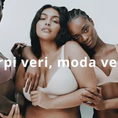 Tre modelle curvy abbracciate, celebrano la bellezza autentica. Corpi veri, moda vera?