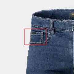 Il taschino piccolo dei jeans, un tempo utile per orologi da tasca, oggi è perfetto per chiavi o auricolari.