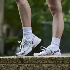 Le New Balance 9060 calzano perfettamente, offrendo comfort e stile per ogni passo.