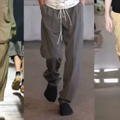 Tre modelli di pantaloni uomo: uno in lino beige con giacca abbinata, uno grigio con coulisse e uno color sabbia drappeggiato.