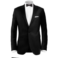 Completo da uomo per black tie dress code: giacca nera, camicia bianca, papillon e pochette. Eleganza senza tempo.
