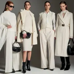 Quattro donne in eleganti outfit total white, perfetti per la vigilia di Natale.