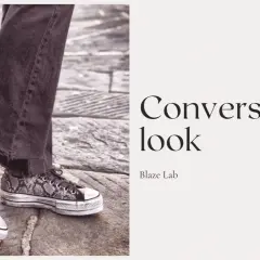 Un outfit con Converse uomo: jeans scuri e sneakers con stampa pitonata e plateau.