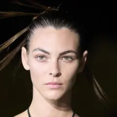 Vittoria Ceretti con un'acconciatura audace e uno sguardo intenso, pronta a sfilare.