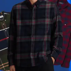 Tre camicie a quadri da uomo: una verde con blocchi di colore, una blu scuro con quadri rossi e grigi, e una rossa con quadri blu. Perfette per un outfit camicia flanella uomo.