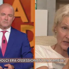 Uomo in giacca blu e donna bionda intervistata. La scritta "Quarto Grado" e "Dolci era ossessionato da Pamela?" suggeriscono un caso di cronaca.