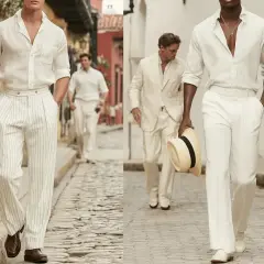 Uomini con eleganti pantaloni bianchi a righe e camicie leggere, passeggiano su un acciottolato.