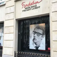 Fondazione Pierre Bergé Yves Saint Laurent: un ritratto iconico di Yves Saint Laurent con occhiali.