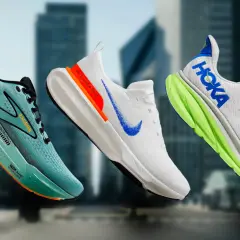 Scarpe da corsa Brooks, Nike e Hoka, marche di scarpe famose, in primo piano su uno sfondo urbano sfocato.