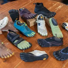 Una collezione di scarpe con dita a cosa servono: calzature minimaliste per un'esperienza di camminata naturale e un migliore contatto con il terreno.