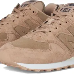 Sneakers New Balance 574 in camoscio color sabbia, perfette per un look casual e confortevole.
