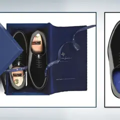 Eleganti scarpe smoking nere lucide, presentate in una scatola blu con accessori e calzascarpe in legno.