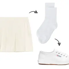 Gonna corta a pieghe color crema, calzini bianchi e sneakers Superga bianche: un outfit perfetto per ogni occasione.