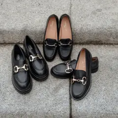 Scarpe nere eleganti con morsetto dorato, perfette come scarpe per vestito corto.