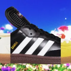 Tre versioni di Adidas Samba, un'icona di stile, su uno sfondo fiorito. La loro storia continua.