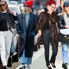 Sei donne sfoggiano outfit texani e jeans in varie tonalità, da quelle chiare a quelle scure, con giacche in pelle e cappotti.