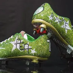 Scarpe da calcio tempestati di cristalli verdi e bianchi, con dettagli dorati. Probabilmente tra le scarpe più costose al mondo, un vero lusso.